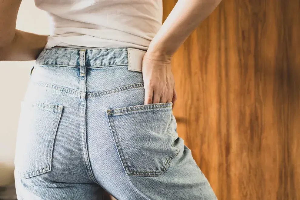 Se trata de un jean de un reconocida marca low cost. Su diseño y precio generaron polémica en las redes.