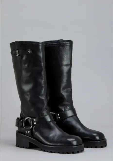 Botas tipo motoqueras color negro. Kosiuko, $390.000