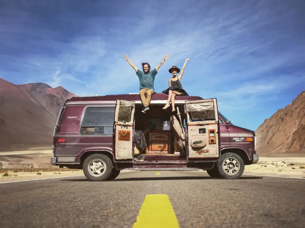 Lolita Campos y Manu Pozzi, otra vez salen a la aventura de recorrer el mundo en un bus-casa