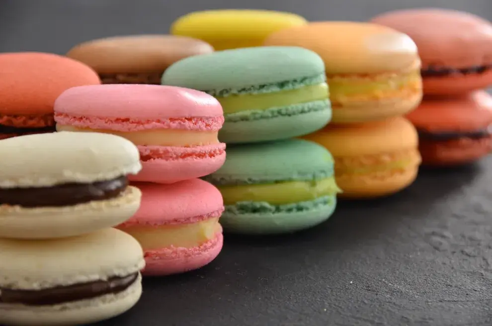Los macarons son una de las piezas dulces de la pastelería francesa más populares del mundo.
