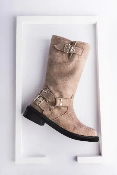 Botas tipo motoqueras de gamuza color offwhite. Maleducadas, $140.000