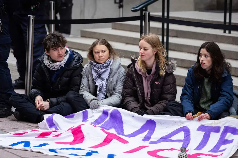 La activista se sumó a centenares de manifestantes que se dirigieron a pie desde el centro de La Haya hasta un campo situado junto a la autopista A12 que sale de la ciudad