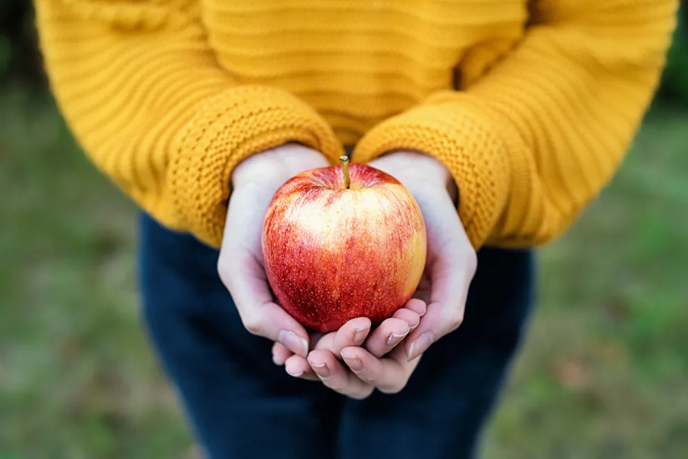 Comer manzana a diario puede mejorar tu sistema inmunológico.