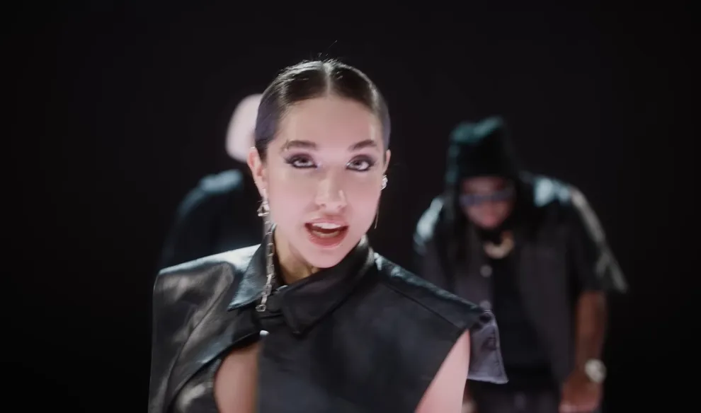 María Becerra en el videoclip de LATTE.