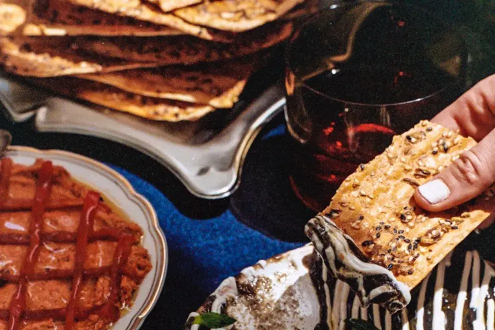 Cómo hacer el matzá con babaganoush, una de las recetas clásicas de Pésaj.