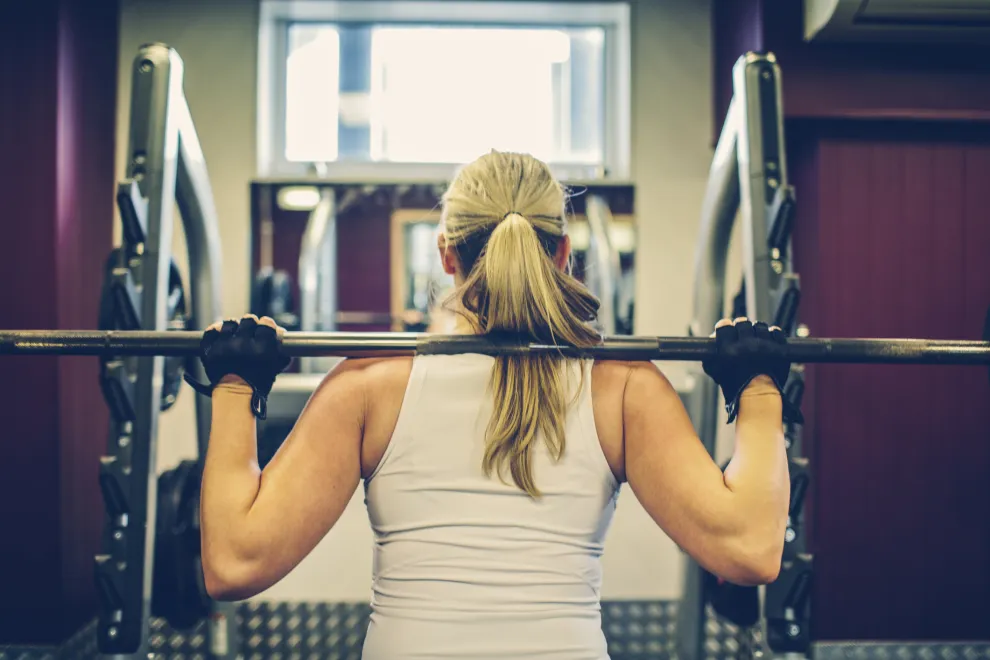 Entrenar con pesas: estos beneficios tiene para la mujer.