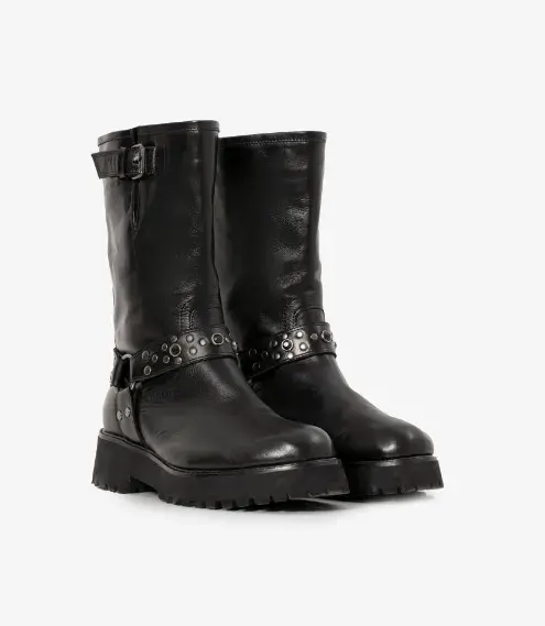 Botas tipo motoqueras de cuero color negras con tachas. Rapsodia, $260.000