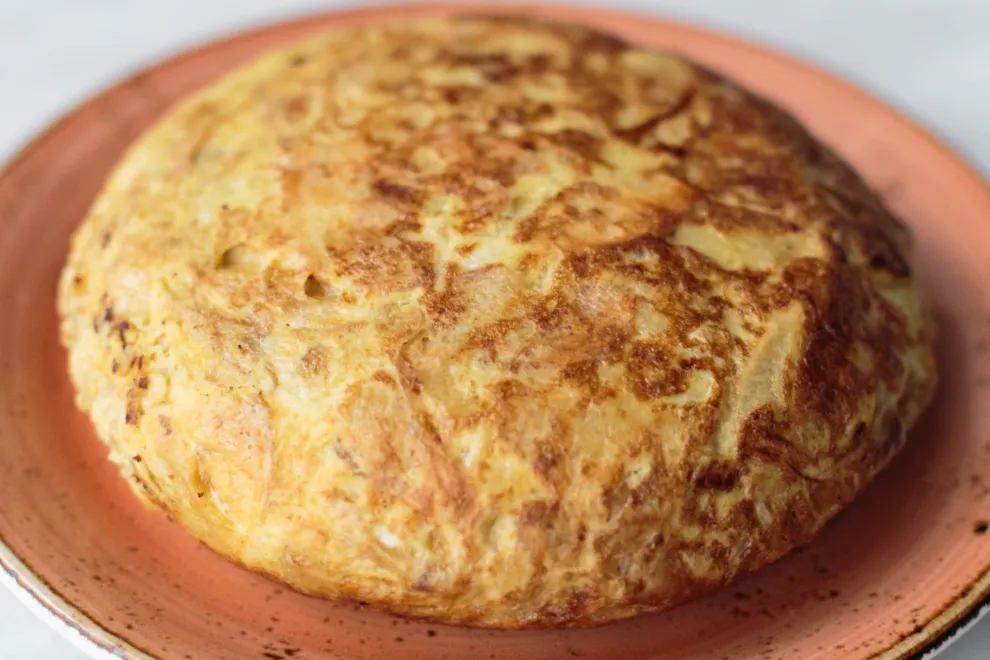 La tortilla de papa es una de las preparaciones más clásicas de la gastronomía española.