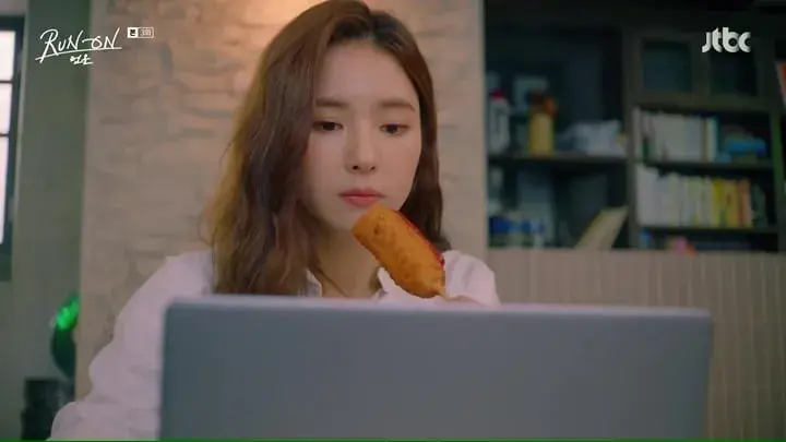 Oh Mi-joo, un personaje del k-drama Run On, comiendo un corn dog.