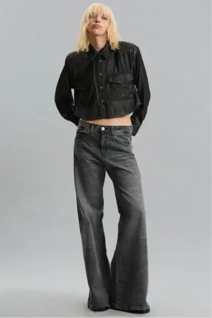 Jean wide leg con tiro bajo. Kosiuko, $139.000