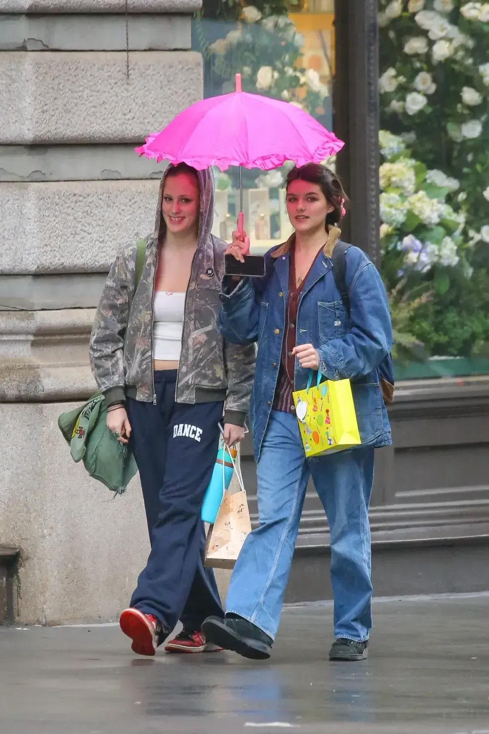 Suri Cruise en Nueva York, cumpliendo 18 años.