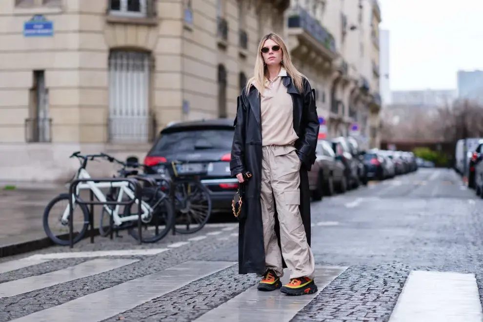 Tapado extra largo y monocromo beige con parachute pants.