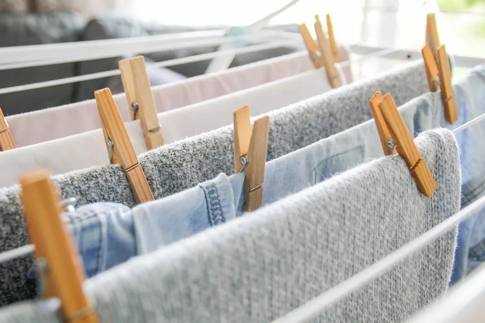 El truco de los japoneses para secar más rápido la ropa dentro de casa.