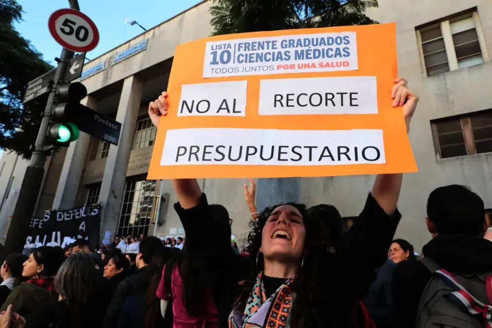 El rector de la UBA, Ricardo Gelpi, participó del abrazo al Hospital de Clínicas y dio una conferencia de prensa junto a decanos y autoridades de los centros de salud universitarios.