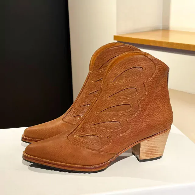 Las botas texanas vuelven todas la temporadas. Este diseño tiene un toque distintivo, con detalles calados en el frente. @carlozapatos