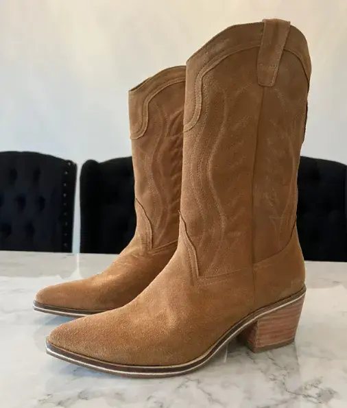 Botas texanas de gamuza, Valentino di Zavatti $209.000