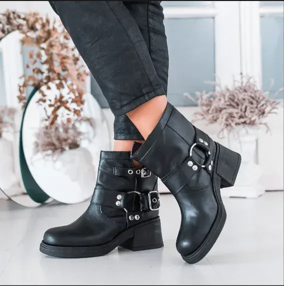 Botas tipo motoqueras bajas con hebillas. Shelosophy, $99.500