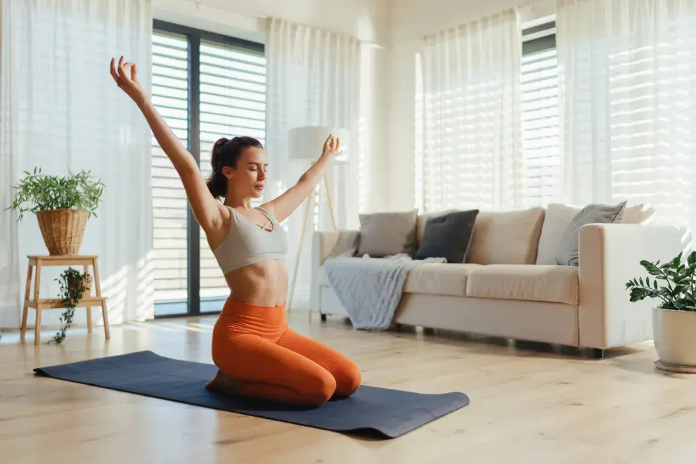 mujer practica yoga