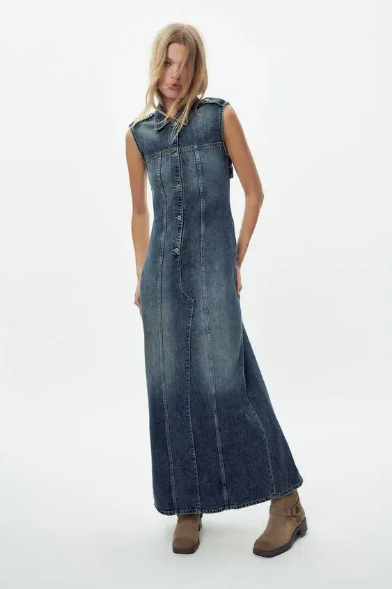 En denim, uno de mis preferidos. Lo podés usar con camisa o polera debajo. Es de zara.com.ar