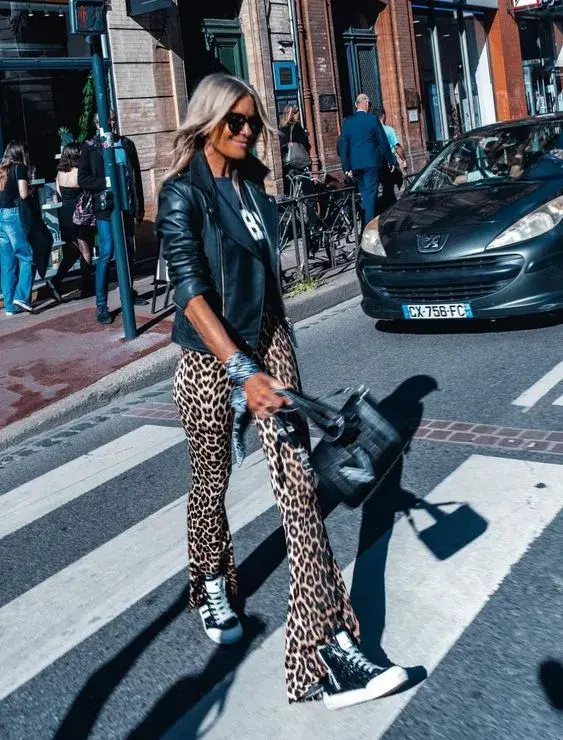 Legging Oxford animal print con campera de cuero y zapatillas. Un look con toda la onda.