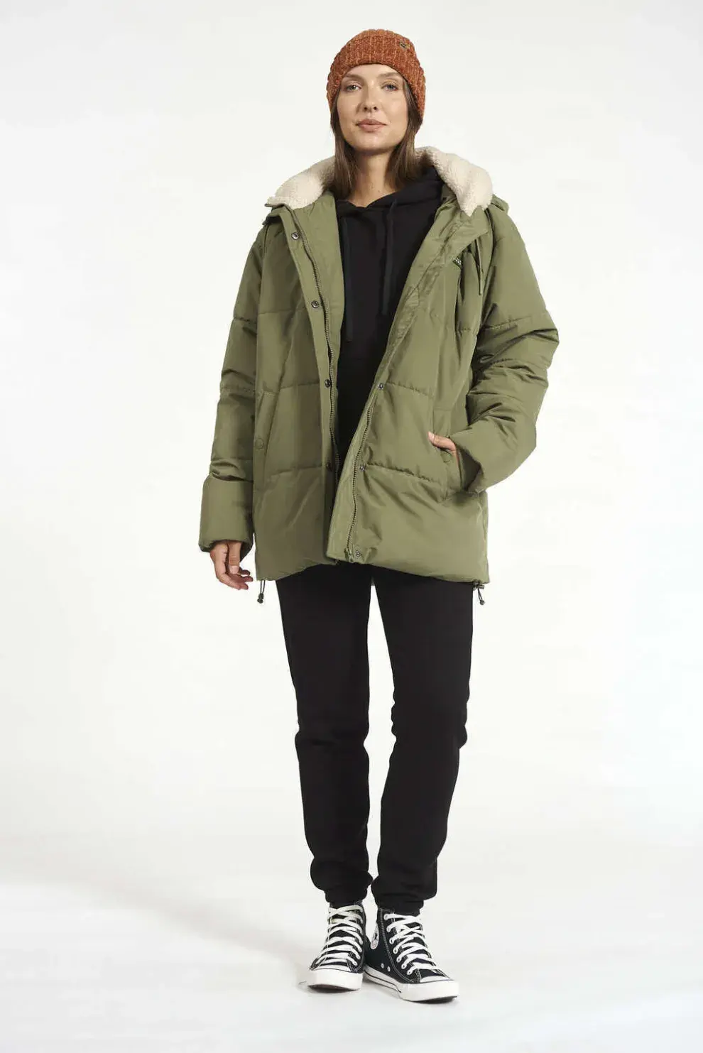 Tipo parka, de tela impermeable y con cuello alto con tela de sherpa. billabong.com.ar