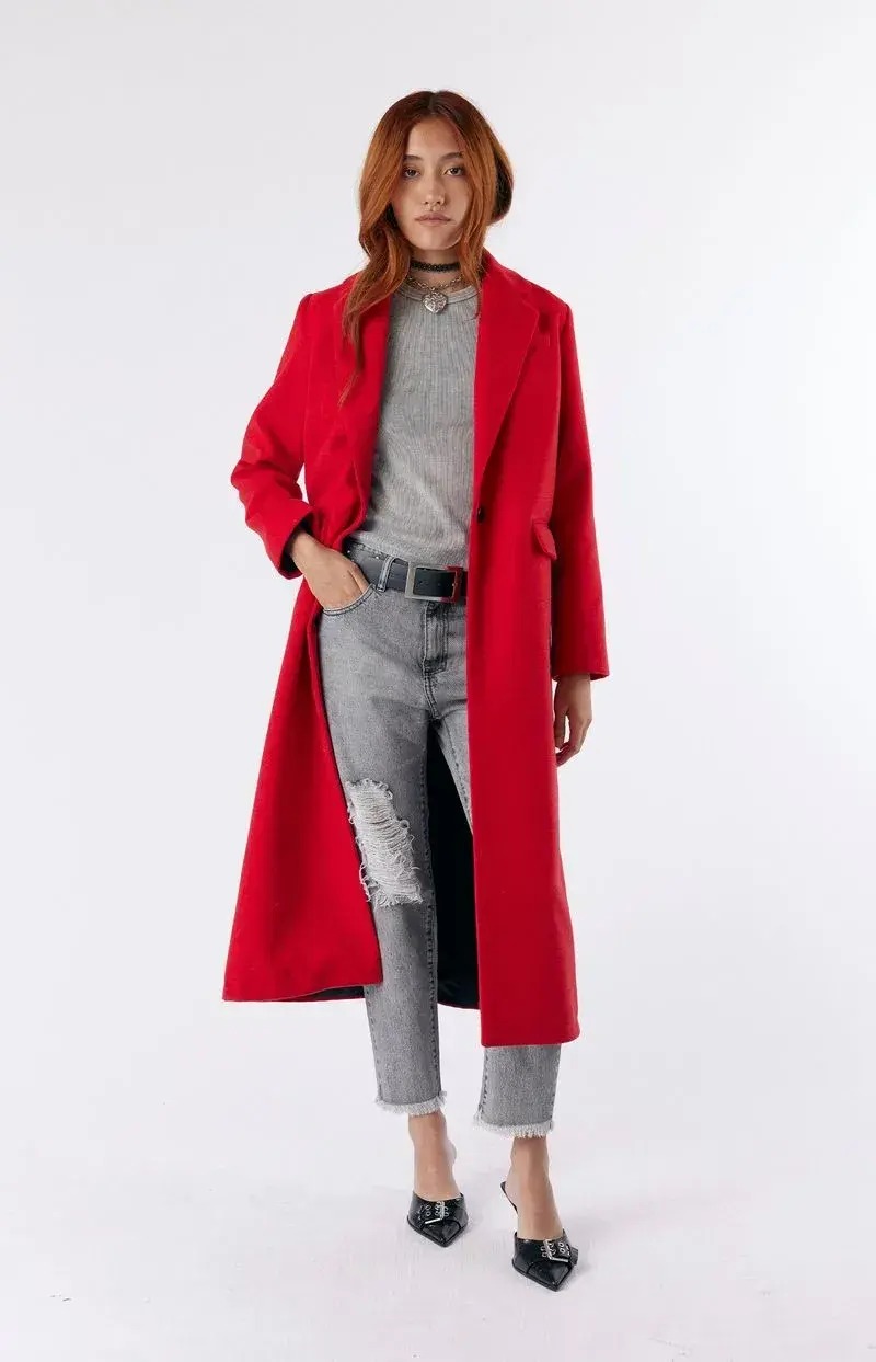 En rojo, para darle ese toque de color a tu outfit. Este diseño es de @lovelydenim