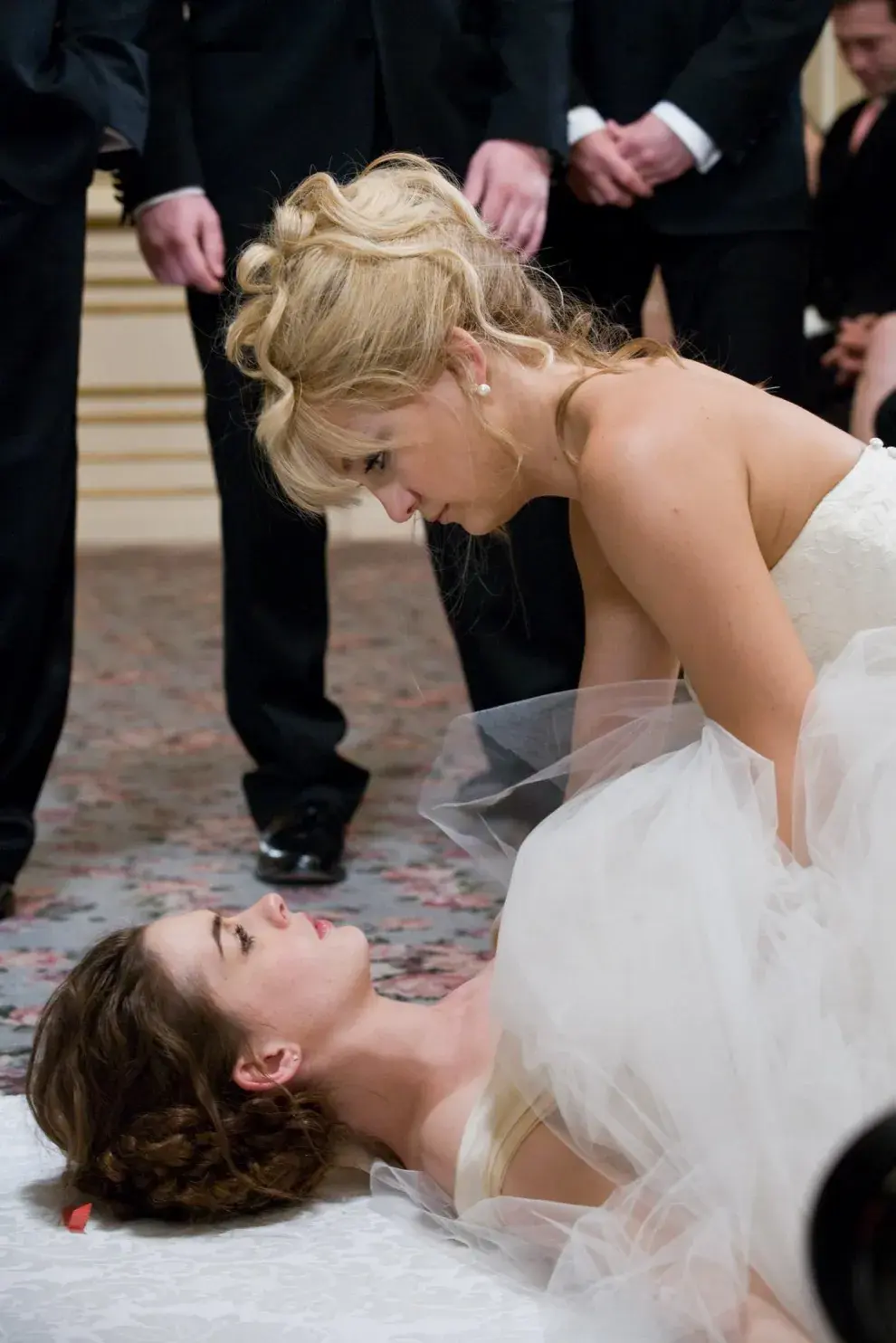 Anne Hathaway y Kate Hudson interpretan a dos amigas que se pelean por la fecha de su casamiento.