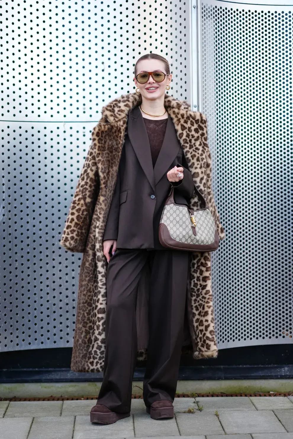 Un look sastrero elegante y muy canchero. Con un maxi abrigo de leopard print que es muy tendencia. 