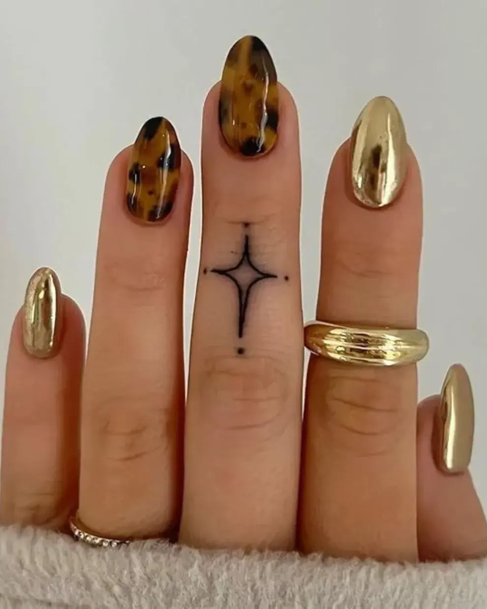 Con uñas en dorado pleno, combinás con otras en animal print.