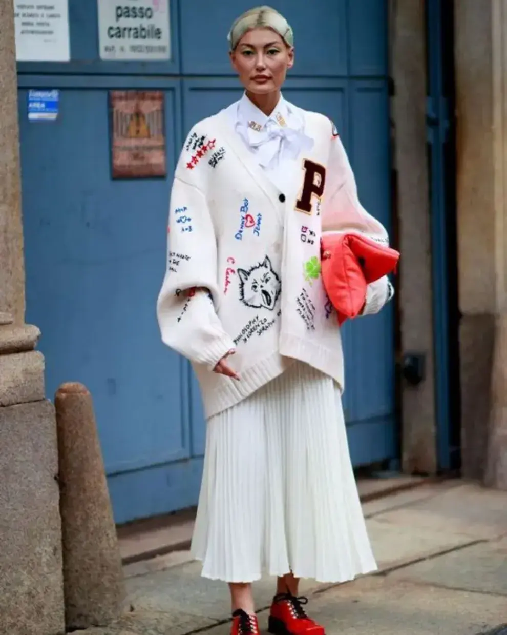 Con una pollera hasta los tobillos y un sweater max, sumás color con los accesorios: cartera y zapatos.