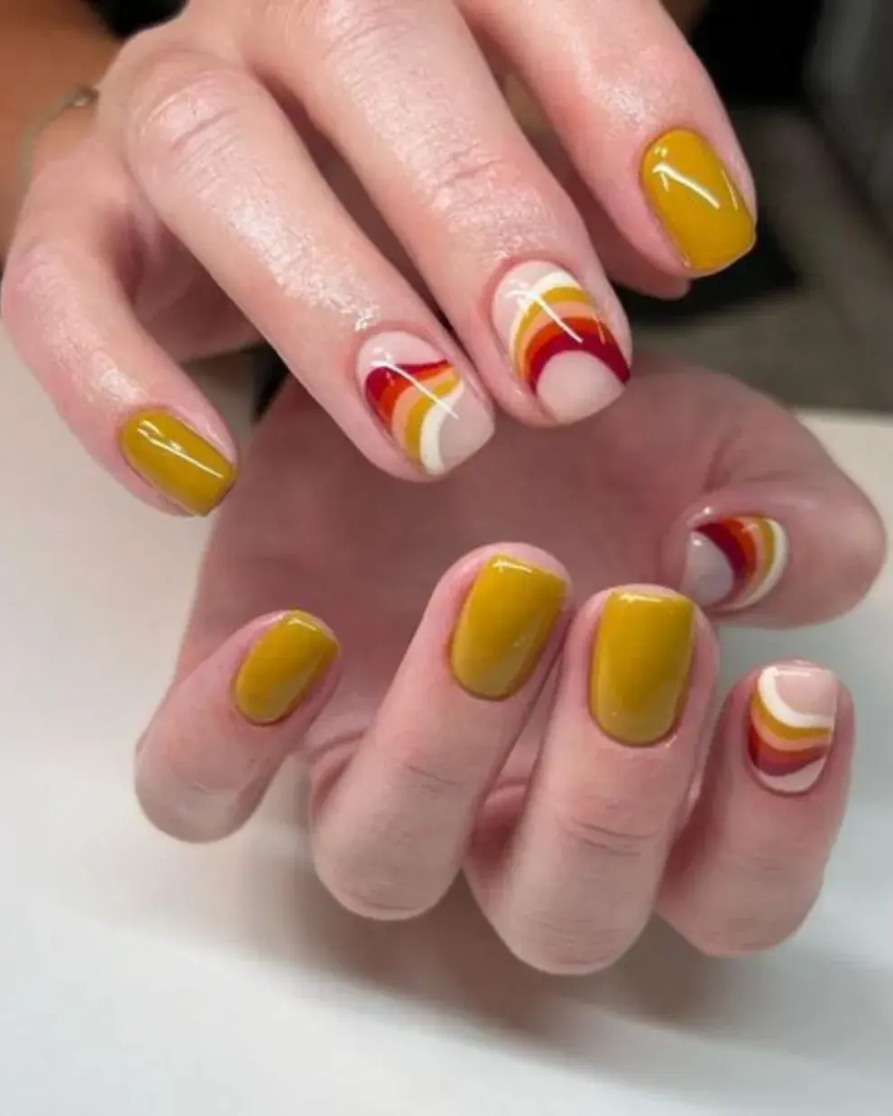 Combinándolo con diferentes tonos de colorado y de blanco, algunas uñas las llevas en pleno.