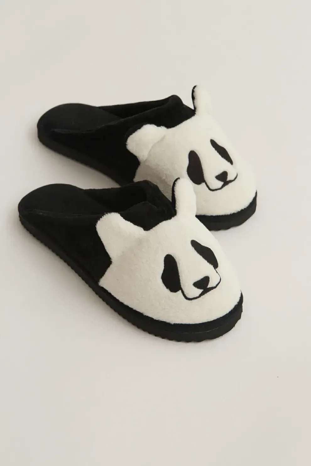 ¿Sos fan de las cositas de animales? Entonces vas a amar estas pantuflas de panda. Las conseguís en @bonjourluluok