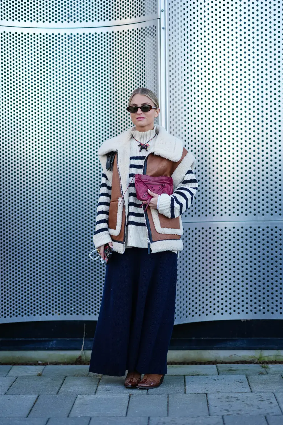 Look casual con maxi sweater y gamúlan en versión chaleco. Falda y texanas, re si! Muy trendy y abrigado. 