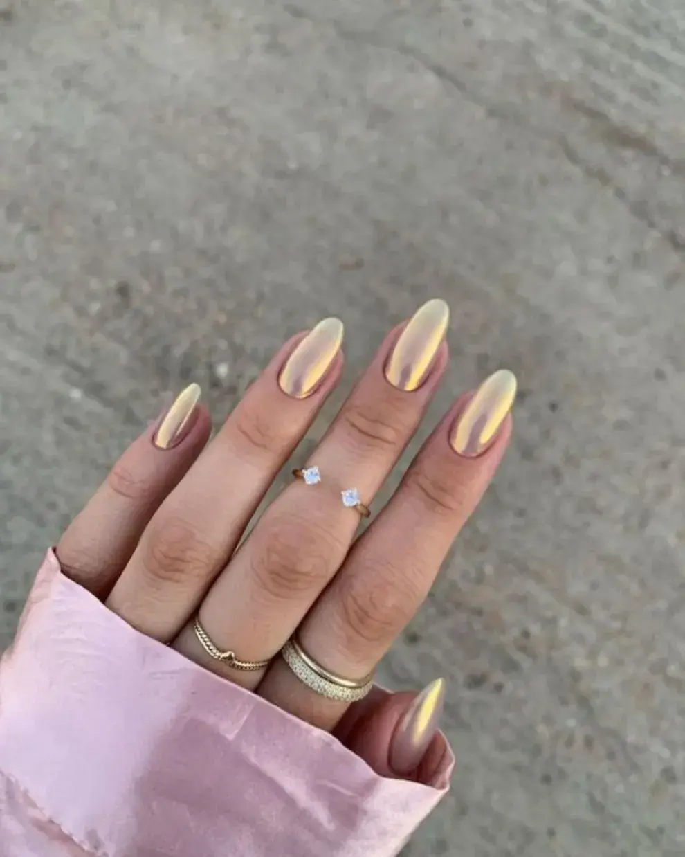 Con un dorado tornasolado, le da un toque muy divertido a tu nail art y súper de moda.