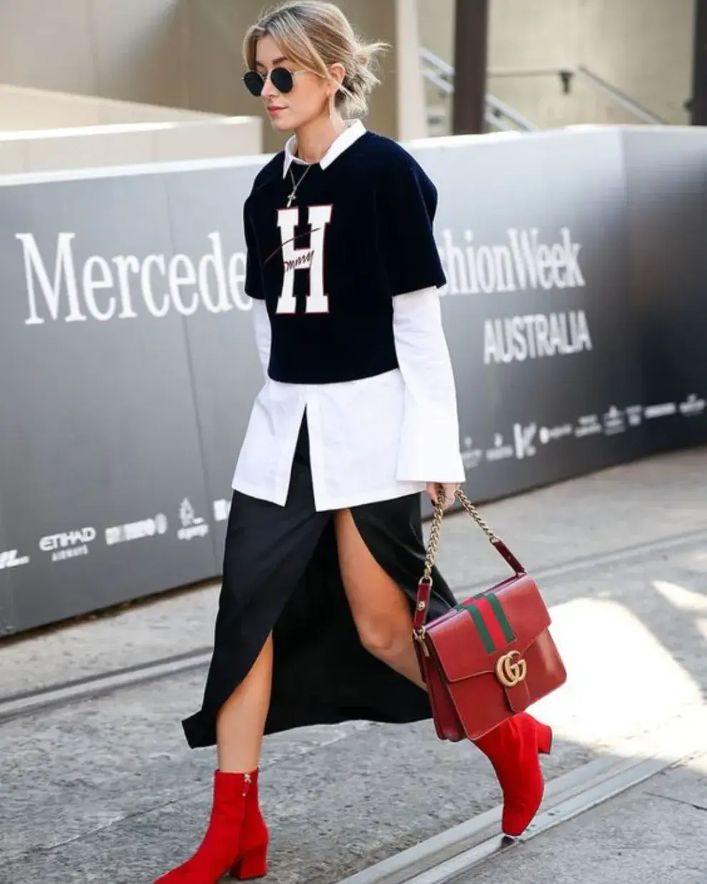 Elevando el look a algo más chic, usás de base una camisa larga blanca y sobre ella una chaqueta tipo deportiva (muy del mundo del fútbol americano) en un color pleno.