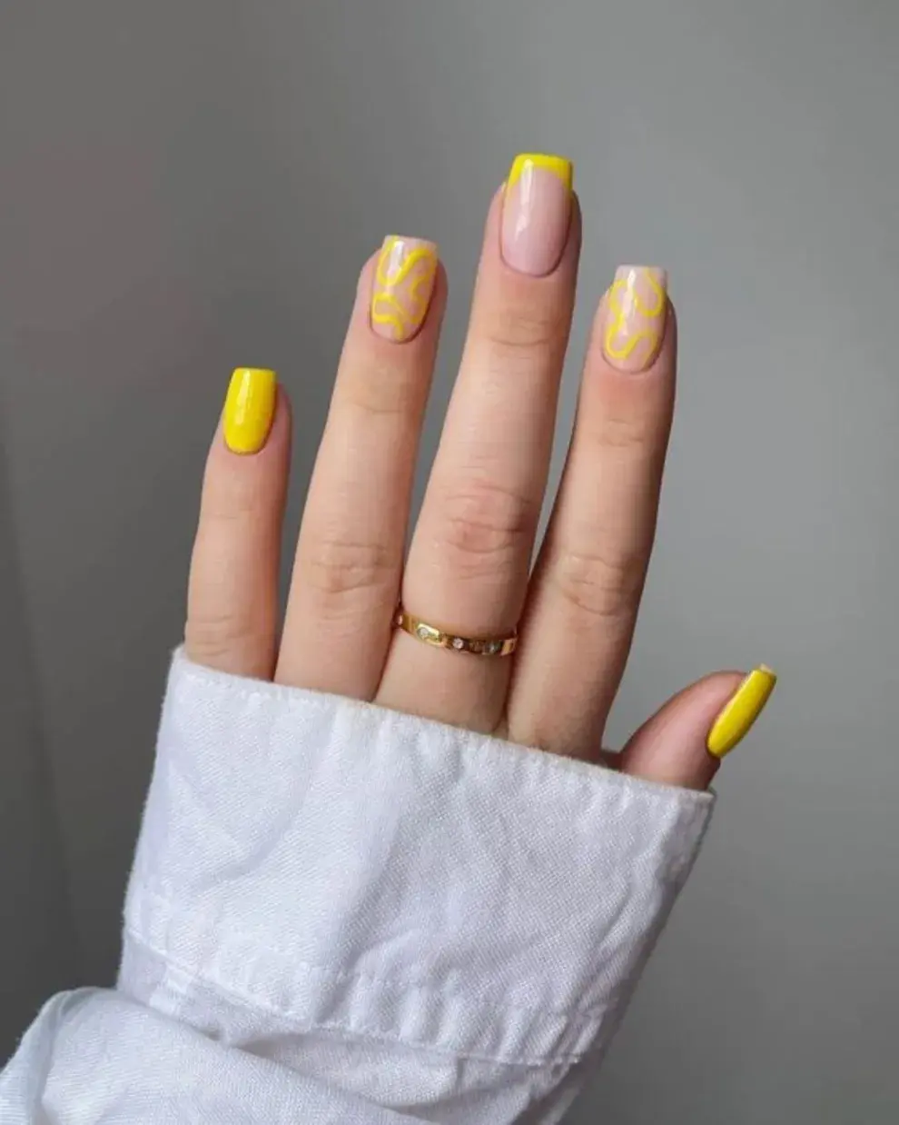 En un tono claro y con diferentes diseños, podés combinar francesita con curve nails.