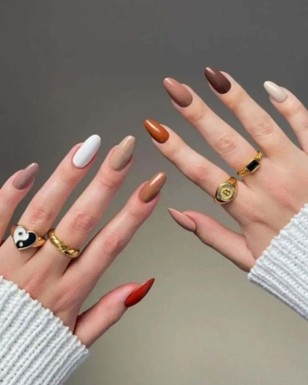 Con uñas de diferentes colores, combinás un beige o blanco con tonos tierra y ladrillo.