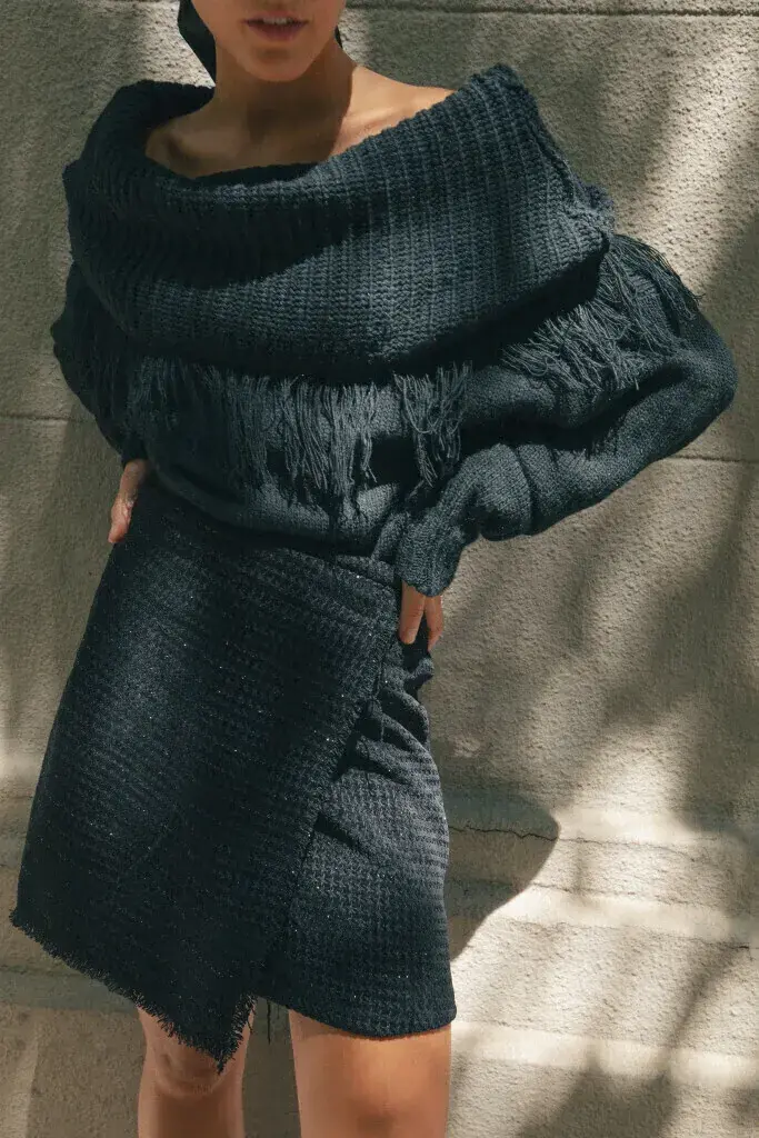 Polerón negro con flecos y también con tendencia off shoulder. @argosokk