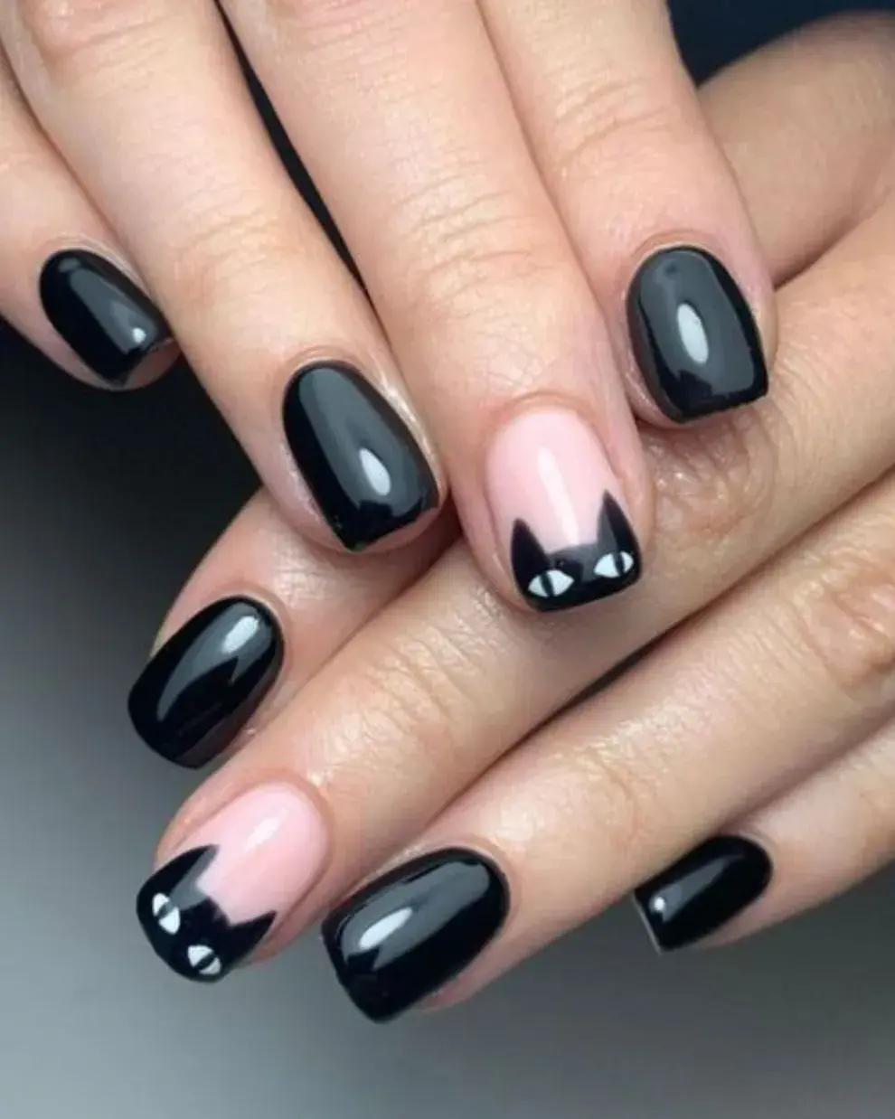 Con algunas uñas en color negro pleno, en otras dibujas una carita de gato.