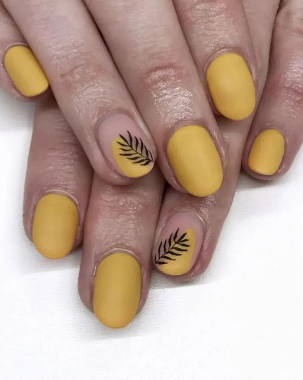 Con algunas uñas en tono pleno, otras lo usan como base para un diseño con hojitas.