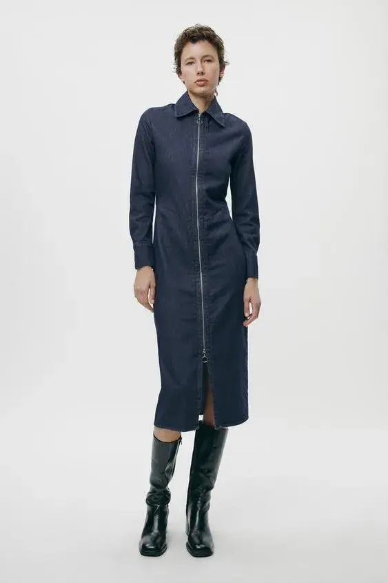 Este diseño de Zara es con cierre frontal, cuello tipo camisa y largo hasta debajo de las rodillas. Perfecto para usar con botas de caña alta. zara.com.ar