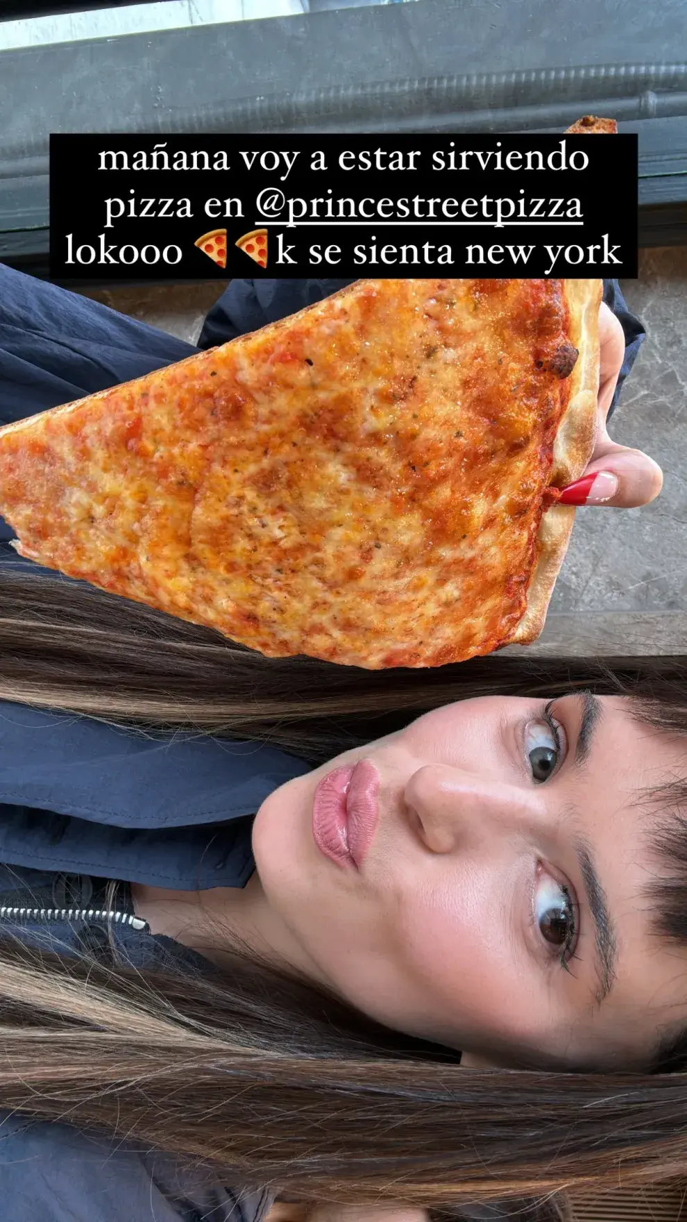 Así anunciaba Nathy Peluso que presentaría Grasa en una pizzería de Nueva York.