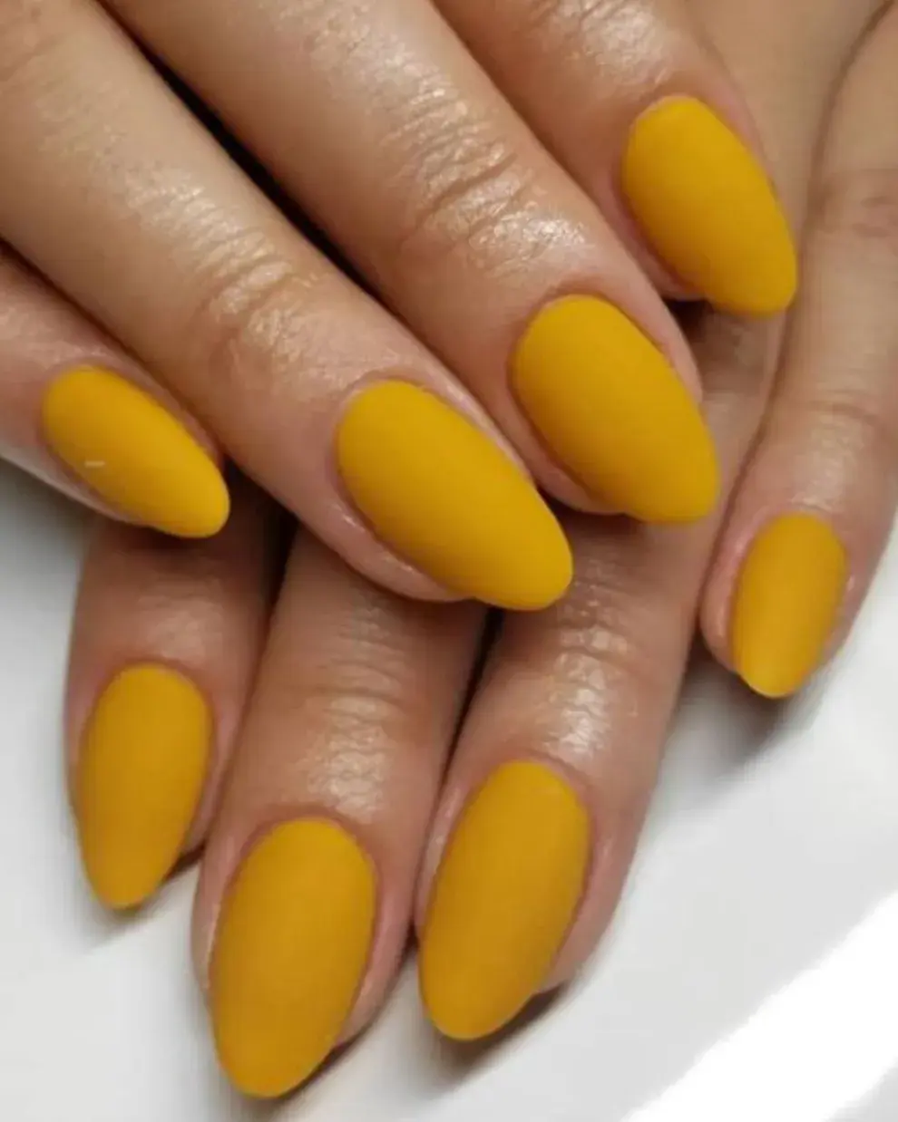 Los esmaltes mate están súper de moda y en color mostaza quedan increíble.