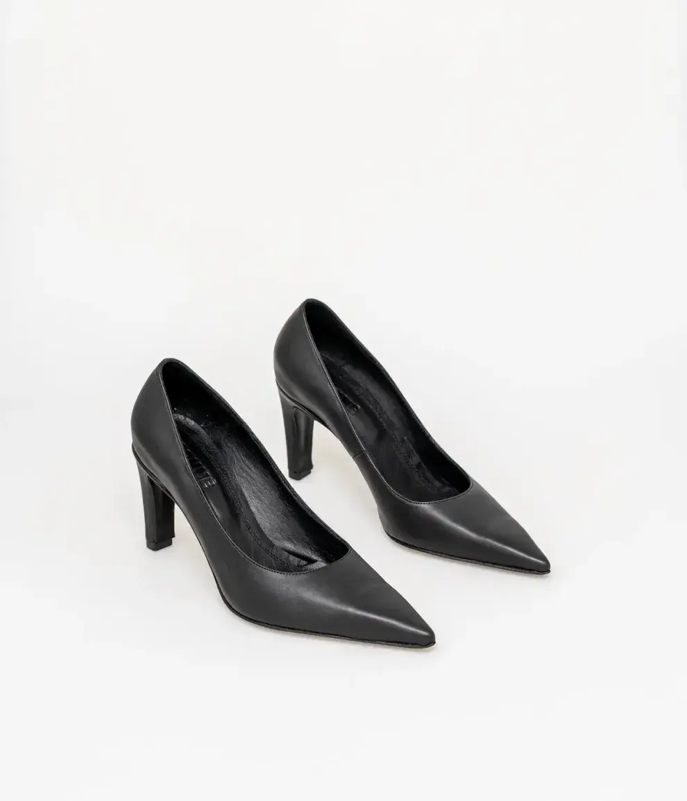 Unos silettos negros clásicos, que siempre vienen bien. @donneshoes