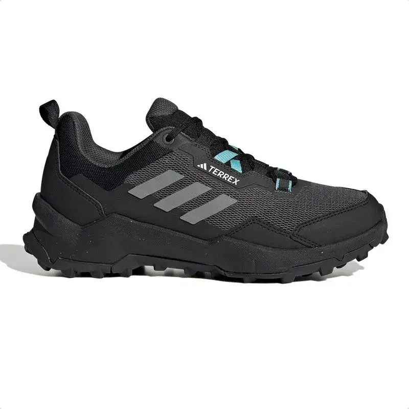 Las Adidas Terrex, para trekking. Tienen 40% off y quedan en $104.999. mateusports.com.ar