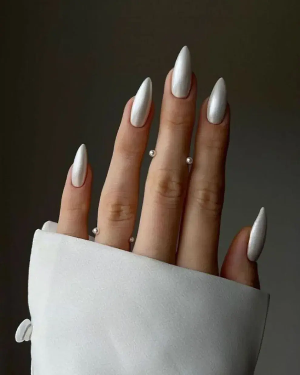 Las uñas perladas son muy elegantes y chic, sobre todo si el estilo milky te gusta pero querés ir un pasito más allá.