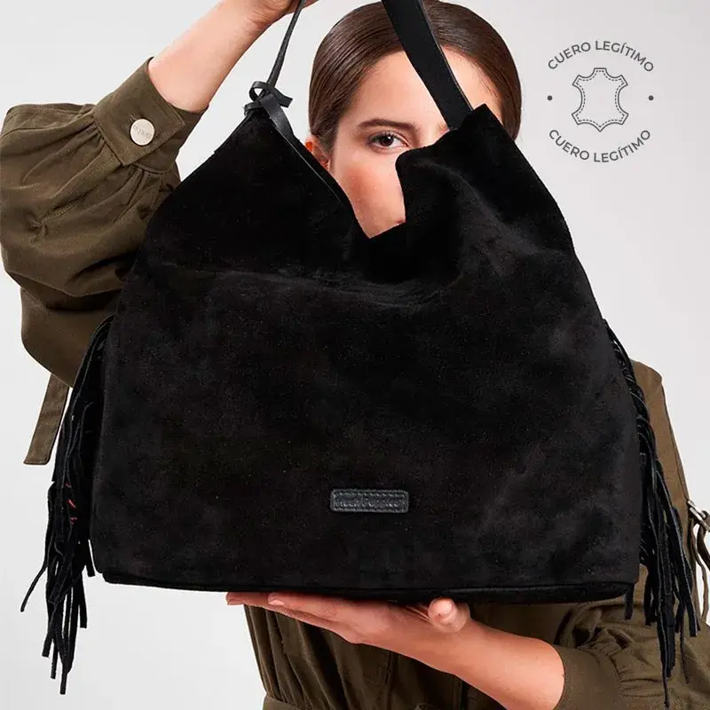 Cartera negra con flecos. La conseguís en @hushpuppiesar.