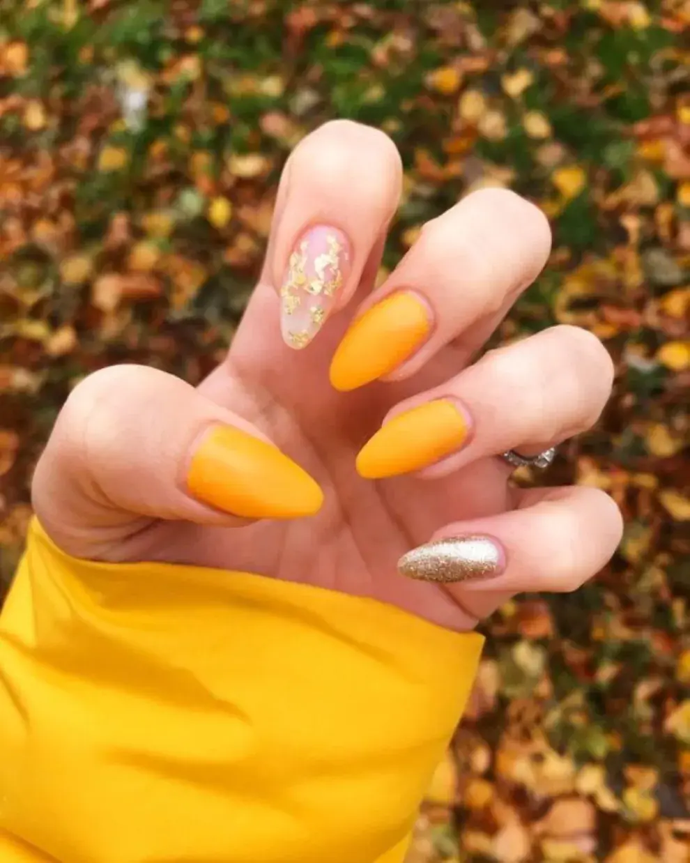 También es un color genial para combinarlo con la tendencia de uñas transparentes.