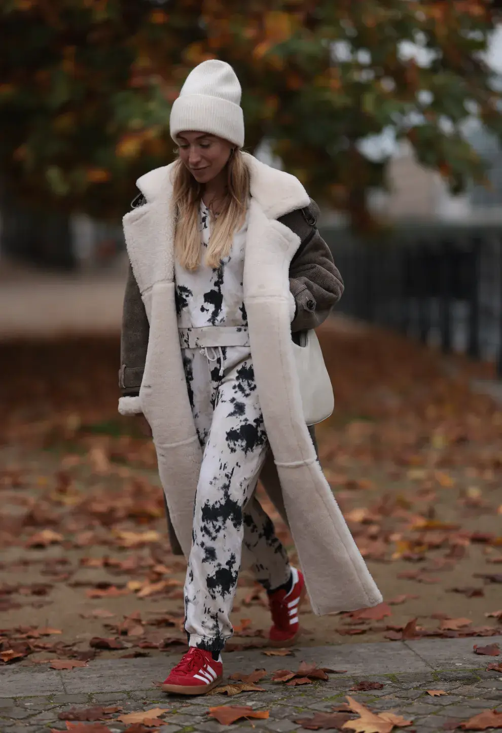 Look de invierno deportivo y muy canchero. Con ese maxi abrigo necesitas muy poco abajo. Genial!