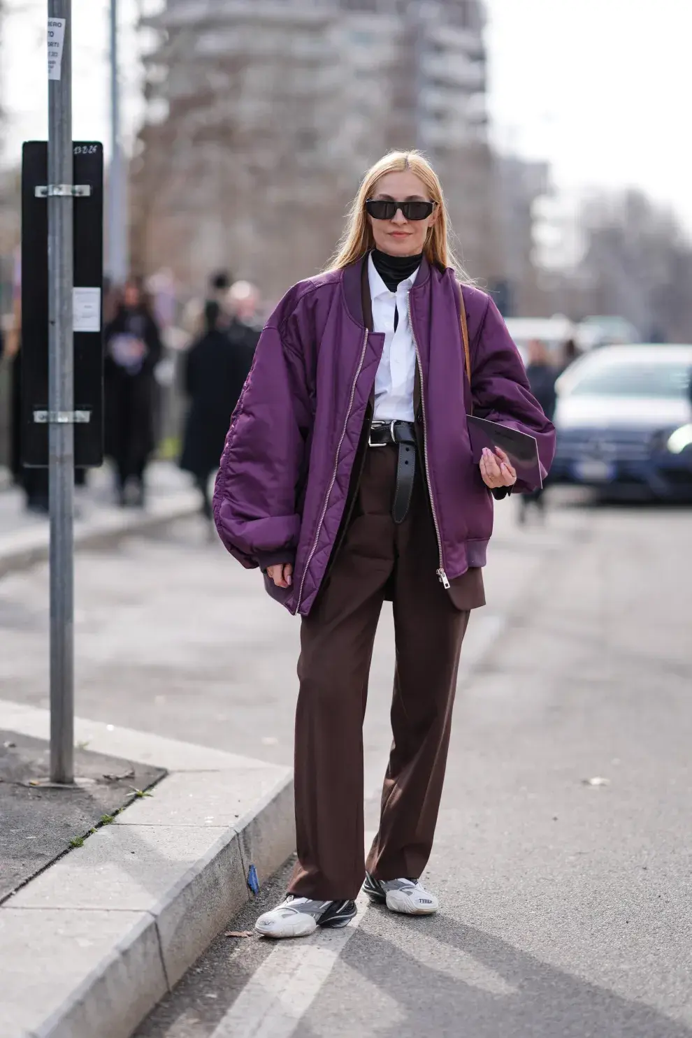 Look de invierno en capas. Este look tiene un mix de estilos que nos encanta. Pantalón sastrero, polera, camisa y bomber XXL. La rompe. 